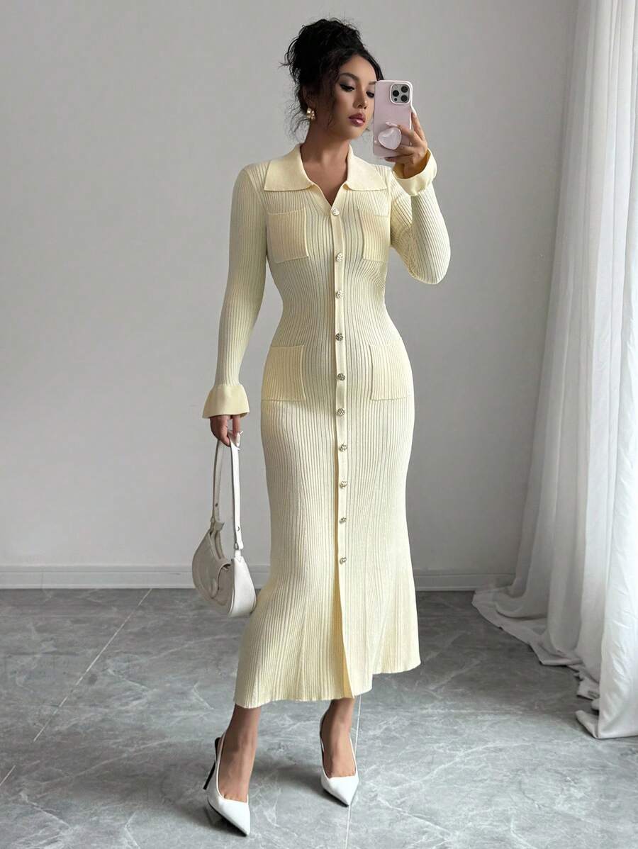 Elegante Crèmekleurige Midi-Jurk met Geribbelde Plooikraag en Getailleerde Taille