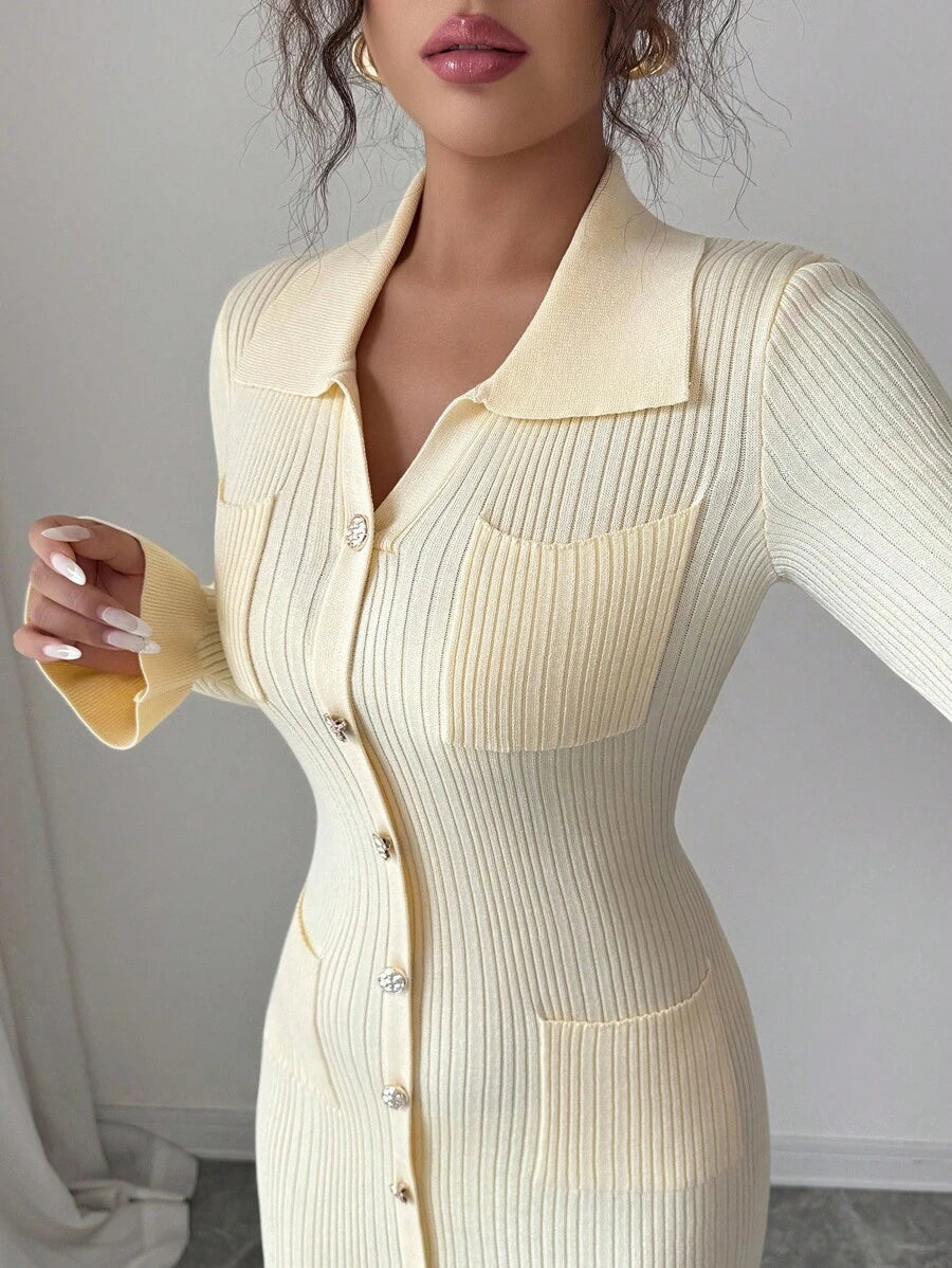 Elegante Crèmekleurige Midi-Jurk met Geribbelde Plooikraag en Getailleerde Taille