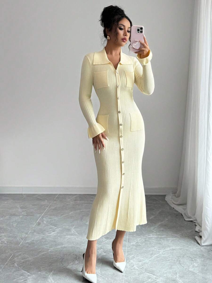 Elegante Crèmekleurige Midi-Jurk met Geribbelde Plooikraag en Getailleerde Taille