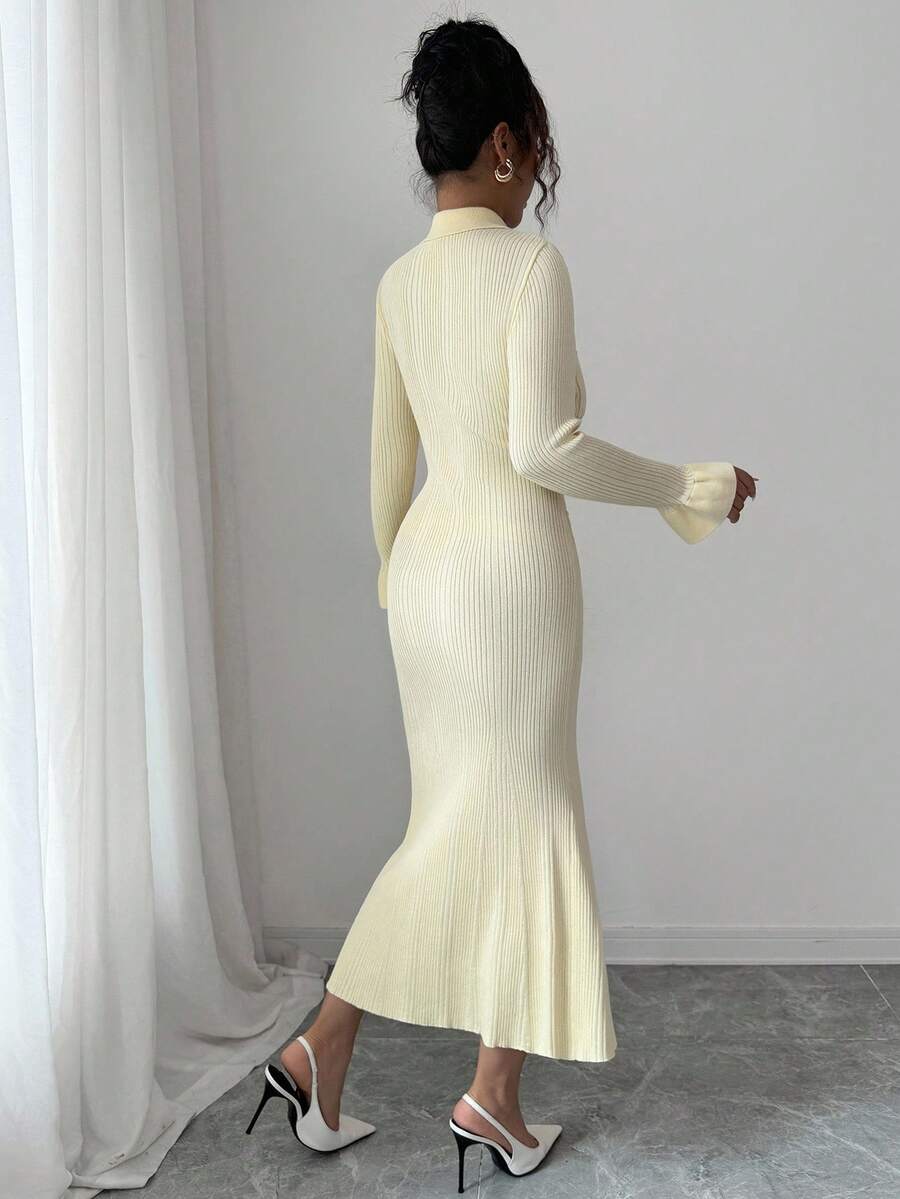 Elegante Crèmekleurige Midi-Jurk met Geribbelde Plooikraag en Getailleerde Taille