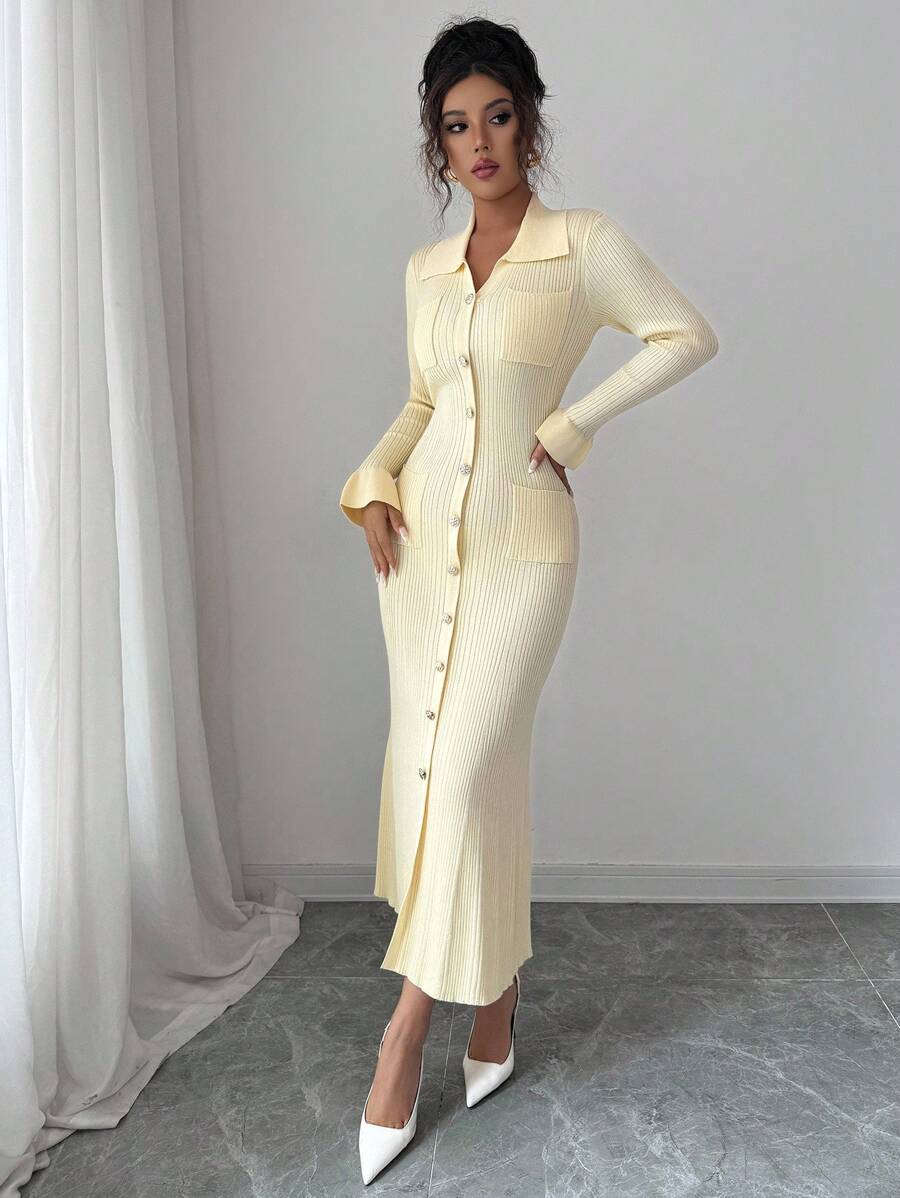 Elegante Crèmekleurige Midi-Jurk met Geribbelde Plooikraag en Getailleerde Taille