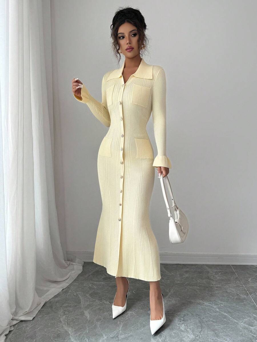 Elegante Crèmekleurige Midi-Jurk met Geribbelde Plooikraag en Getailleerde Taille