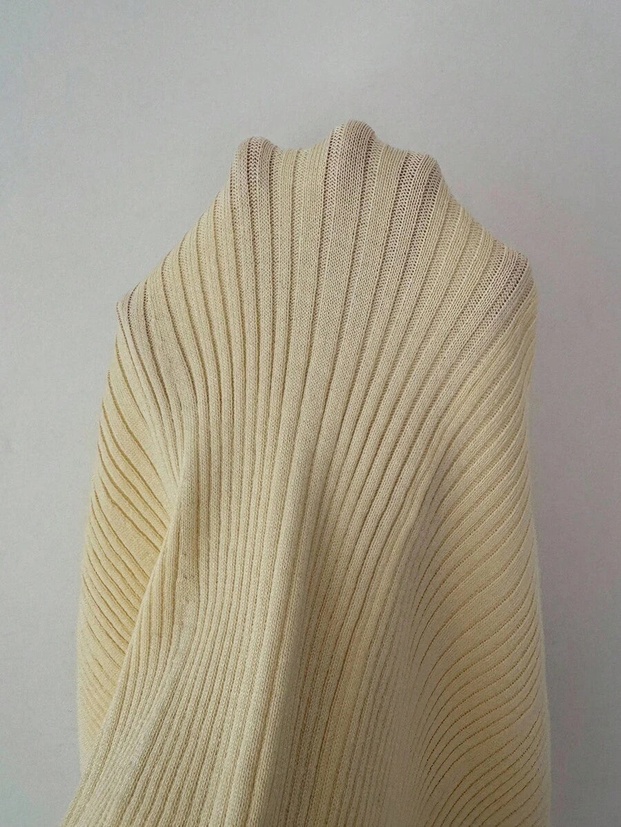 Elegante Crèmekleurige Midi-Jurk met Geribbelde Plooikraag en Getailleerde Taille